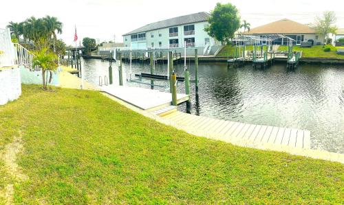 ทัศนียภาพ, Villa Salmon Canal in เคปคอรัล (FL)
