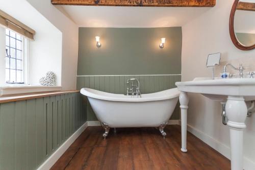 Bathroom, Three Little Pigs Luxury Cottage in Milton Abbas