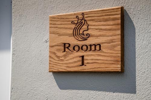 Queens Head - image 14