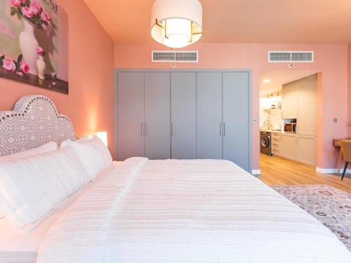 King Bed Studio Near Metro Pool Fast Wifi, Dubai (photo 2)