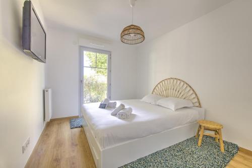 One-Bedroom Apartment image 7