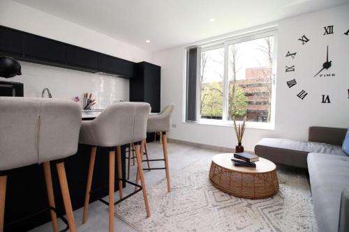 3 Bdr Apartment Spacious & Central Free Wifi
