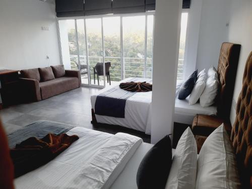 Deluxe Family Suite image 6