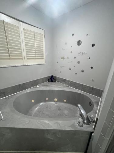 Kümblustünn, Rococo Retreat in Orange Park (FL)