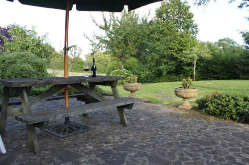 Iekārtas, Luxury rural farmhouse retreat ideal for families with a jacuzzi hot tub in Beauchêne