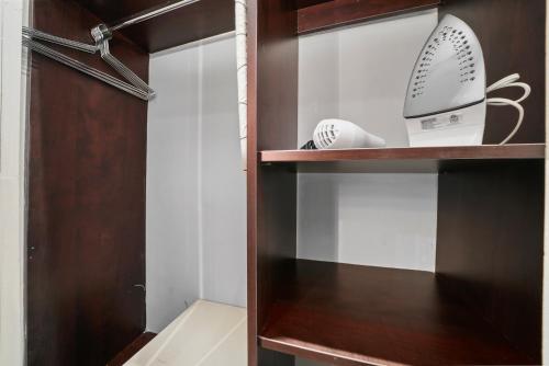 Standard Queen Room image 6