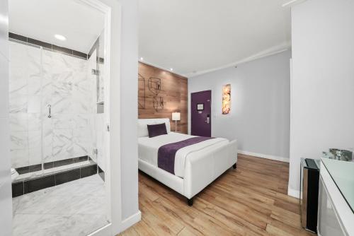 Standard Queen Room image 4