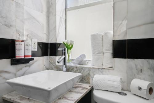Standard Queen Room image 7