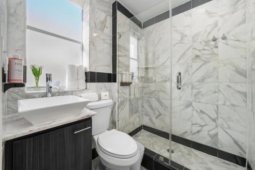 Standard Queen Room image 8