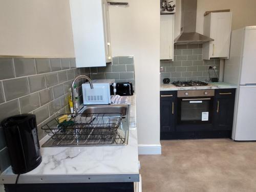 En-Suite Double-Bedroom in the Heart of Salford Manchester CR1 Perfect for Short Stays, Manchester (photo 5)