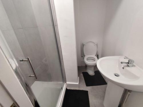 En-Suite Double-Bedroom in the Heart of Salford Manchester CR1 Perfect for Short Stays, Manchester (photo 7)