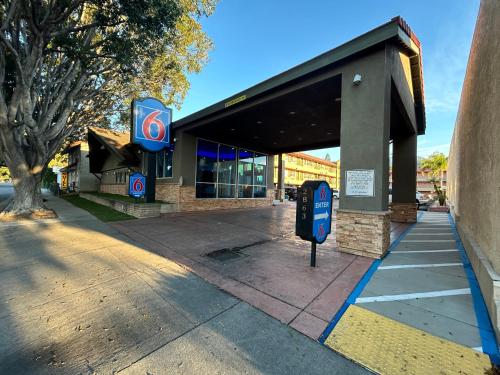 Entrance, Motel 6 Pasadena, CA – Old Town Pasadena Area in Pasadena