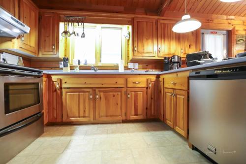 Sherbrooke Lake Cottage with Private Beach in Western Shore (Új-Skócia)