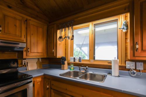 Sherbrooke Lake Cottage with Private Beach in Western Shore (Új-Skócia)