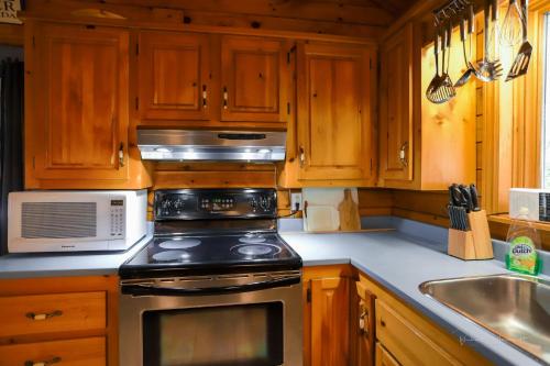 Sherbrooke Lake Cottage with Private Beach in Western Shore (Új-Skócia)