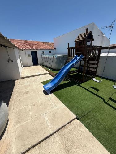 Spēļu laukums, Santinho house 2 in Santa Vitória e Mombeja
