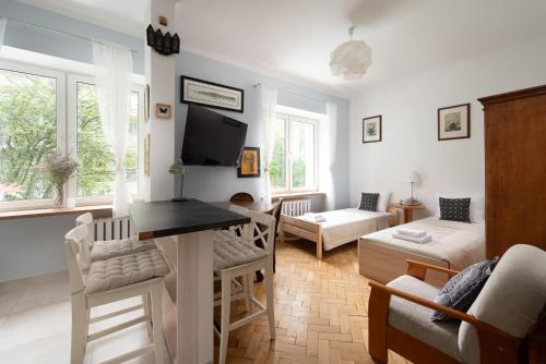 Metro Wierzbno Warm Apartment by BookingHost, Warsaw