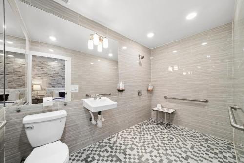 Accessible Standard Queen Room image 1