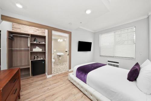 Accessible Standard Queen Room image 6