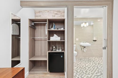 Accessible Standard Queen Room image 2