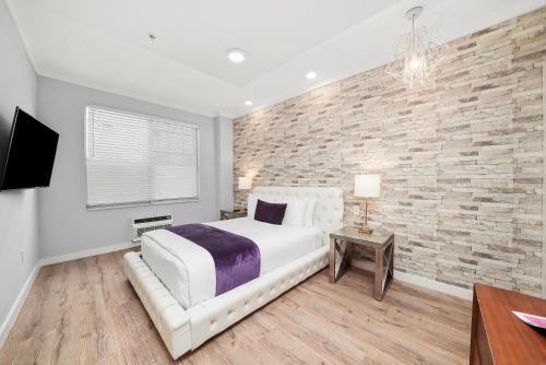 Accessible Standard Queen Room image 3