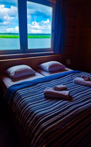 2 twin beds
