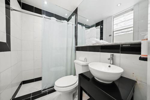 Standard Double Queen Room image 1