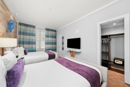 Standard Double Queen Room image 5