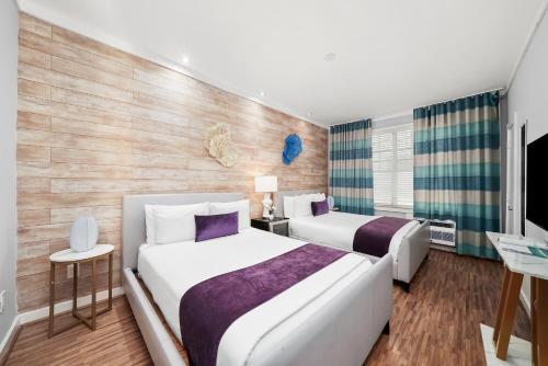 Standard Double Queen Room image 4