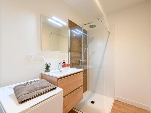 Zuhanyzó, La Pause Bohème Déco boisée en Centre Bourg (La Pause Boheme Deco boisee en Centre Bourg) in Saint-André-de-la-Marche