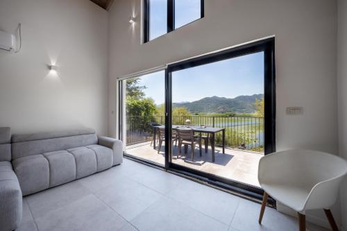 Surrounding environment, Lake House Buric in Virpazar