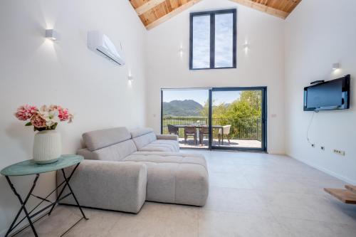 Surrounding environment, Lake House Buric in Virpazar