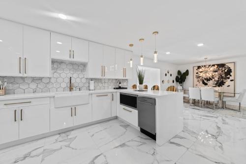 Luxury 7BR Retreat with Games, Pool & Mini Golf L68 in Kendale Lakes