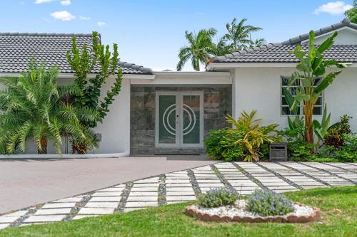 Exterior view, Luxury 7BR Retreat with Games, Pool & Mini Golf L68 in Kendale Lakes