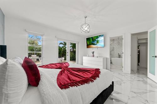 Luxury 7BR Retreat with Games, Pool & Mini Golf L68 in Kendale Lakes