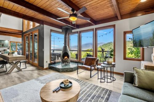 Endless Vistas - Amazing Views, Gameroom, Sauna, Hot Tub, 3 Pools