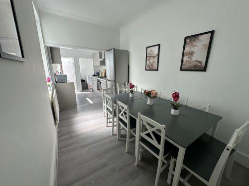 Five-Bedroom Apartment room in Open Mind Property - 16 Guests & Free Parking
