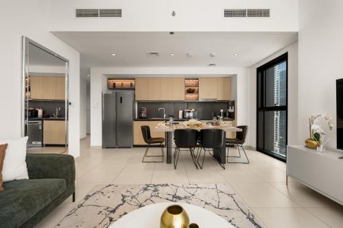 Luxury Two Bedroom Apartment with City & Pool View by Delujo Stays, Дубай (фото 3)