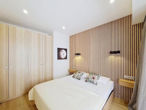 Two-Bedroom Deluxe Apartment image 8