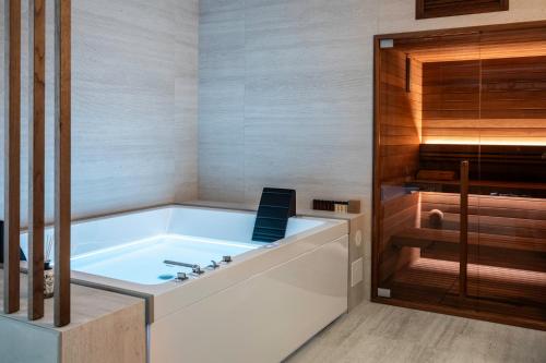 Pool & Spa Deluxe, Rzym