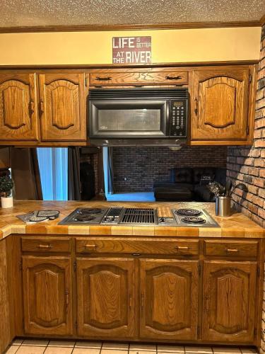 virtuve, Waterfront Home in Killian in Springfield (LA)