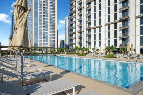 Luxury Two Bedroom Apartment with City & Pool View by Delujo Stays, Дубай (фото 9)