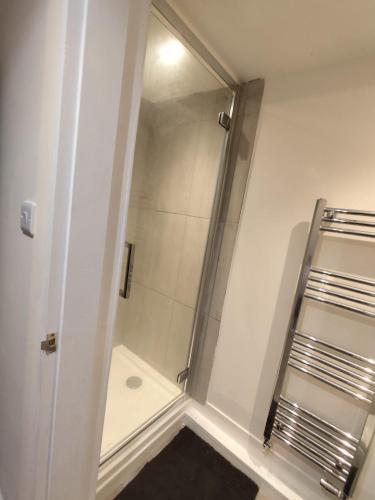 En-Suite Double-Bedroom in the Heart of Salford Manchester CR2 Perfect for Short Stays - Prestwich