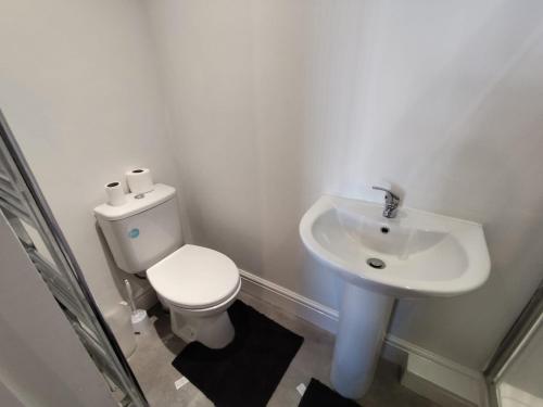 En-Suite Double-Bedroom in the Heart of Salford Manchester CR3 Perfect for Short Stays, Manchester (photo 5)