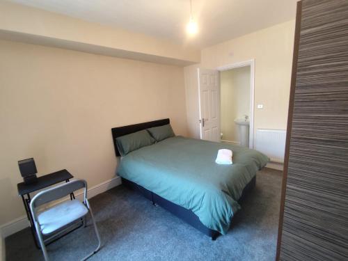 En-Suite Double-Bedroom in the Heart of Salford Manchester CR3 Perfect for Short Stays, Manchester (photo 8)