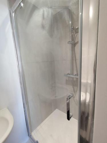 En-Suite Double-Bedroom in the Heart of Salford Manchester CR3 Perfect for Short Stays, Manchester (photo 9)