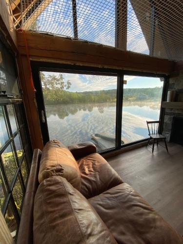 Létesítmények, The Water’s Edge * * Unique Muskoka Treehouse * * in Windermere (ON)