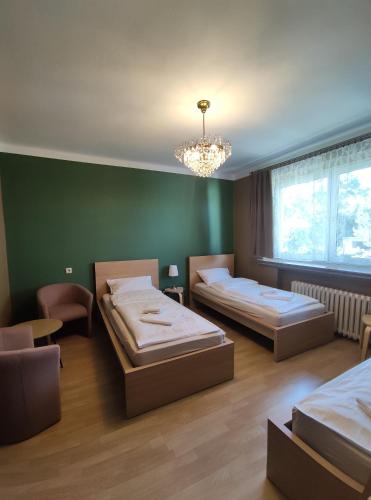 3 twin beds