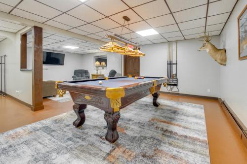 9 Mi to Downtown Rushville: Cozy Getaway w/ Grill