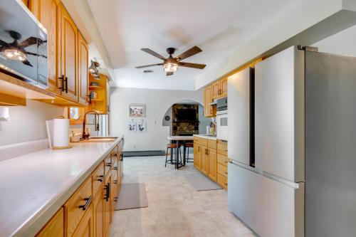 9 Mi to Downtown Rushville: Cozy Getaway w/ Grill in Macomb (IL)